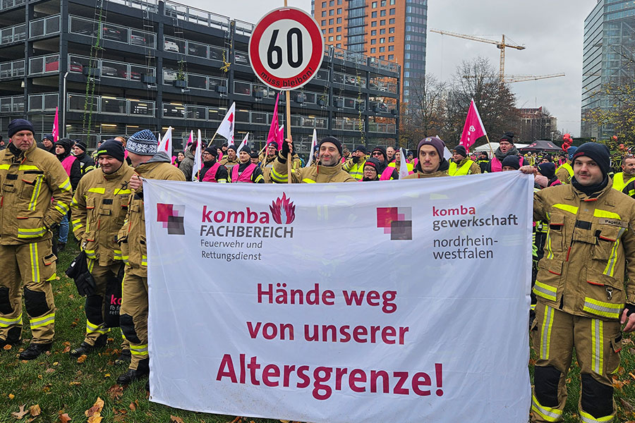 Archivbild: Feuerwehrkräfte bei der Mahnwache gegen die Altersgrenze im November 2023.