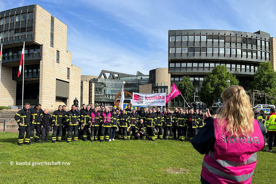 Eine Delegation von Feuerwehrbeamt*innen aus NRW protestiert seit Montagmorgen (22.04.24) erneut vor dem Düsseldorfer Landtag gegen die geplante Anhebung der Altersgrenze von 60 Jahren. Zeitgleich findet eine Anhörung zum Gesetzentwurf statt. Die komba gewerkschaft nrw ist dort als Sachverständige vertreten.